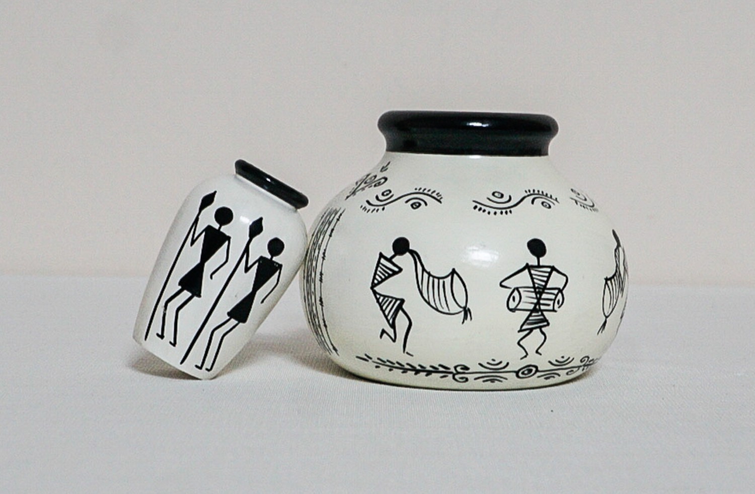 wodden-Black and White Pot Set of 2((Big : L=6.5CM,W=9.5CM)(Small : L=5.5CM,W=3CM))